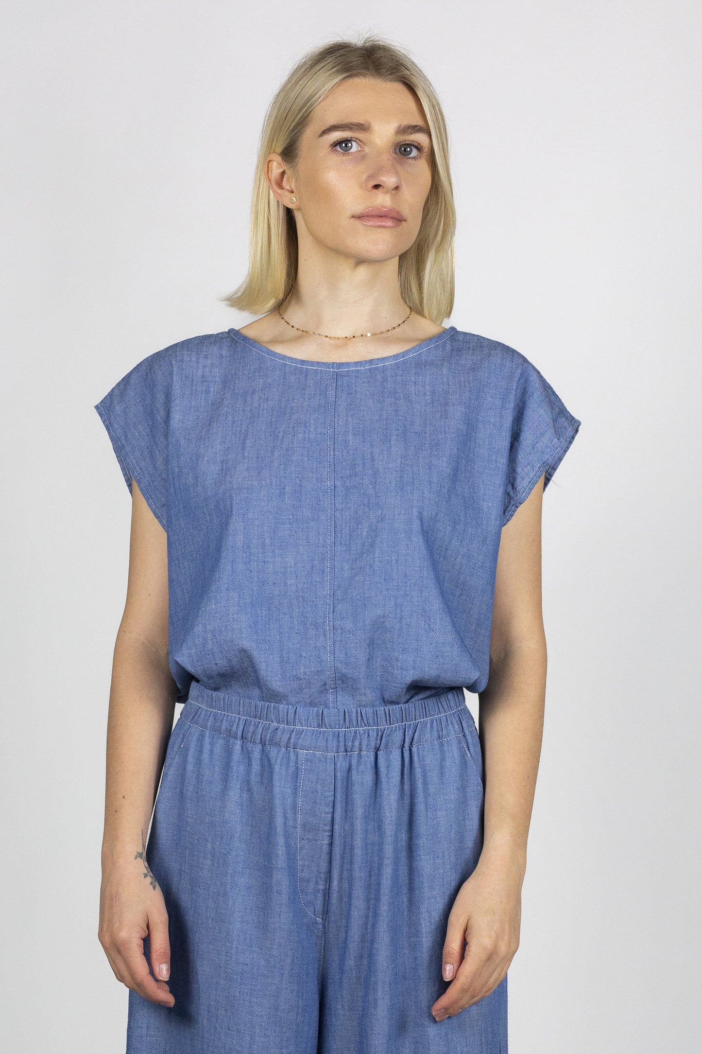 Guenda in chambray